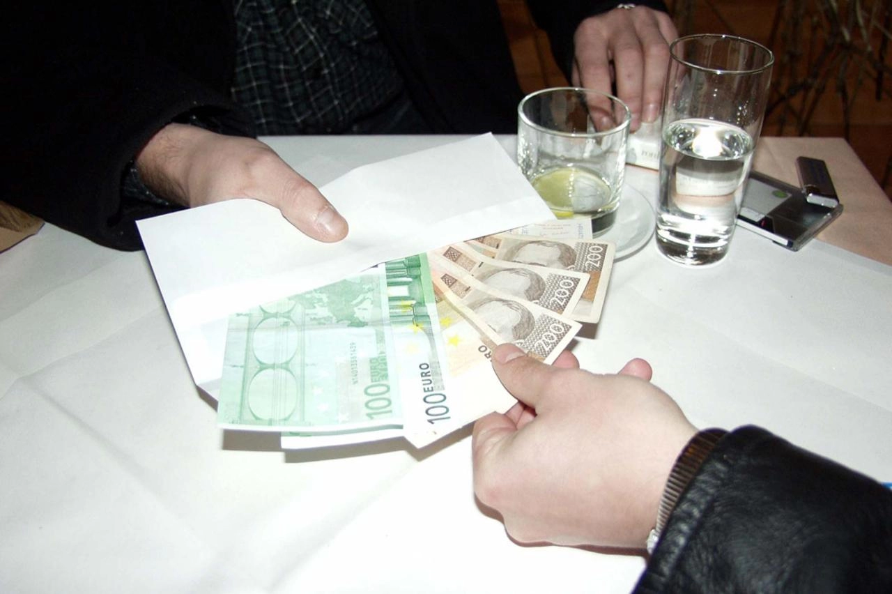 RAJ ZA KORUPCIJU: Firme u vlasništvu dužnosnika dobile preko 3.000 tendera od države